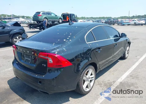 2015 Volvo S60 T5 Premier Plus z USA, uszkodzony, nr VIN YV126MFC7F1310000
